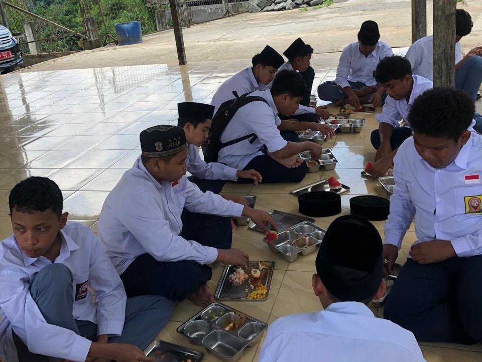 Kegiatan makan bersama santri Pondok Pesantren As-Sa'adiyah